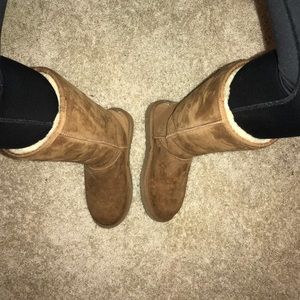 Tan tall uggs